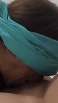 Minyon orta yaşlı seksi kadın harika gırtlağına kadar alma becerilerine sahip