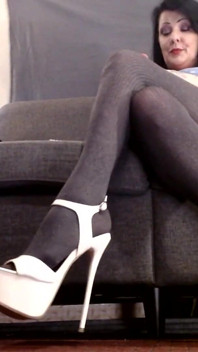 Pompa sepatu hak tinggi putih stoking bersilang pantyhose
