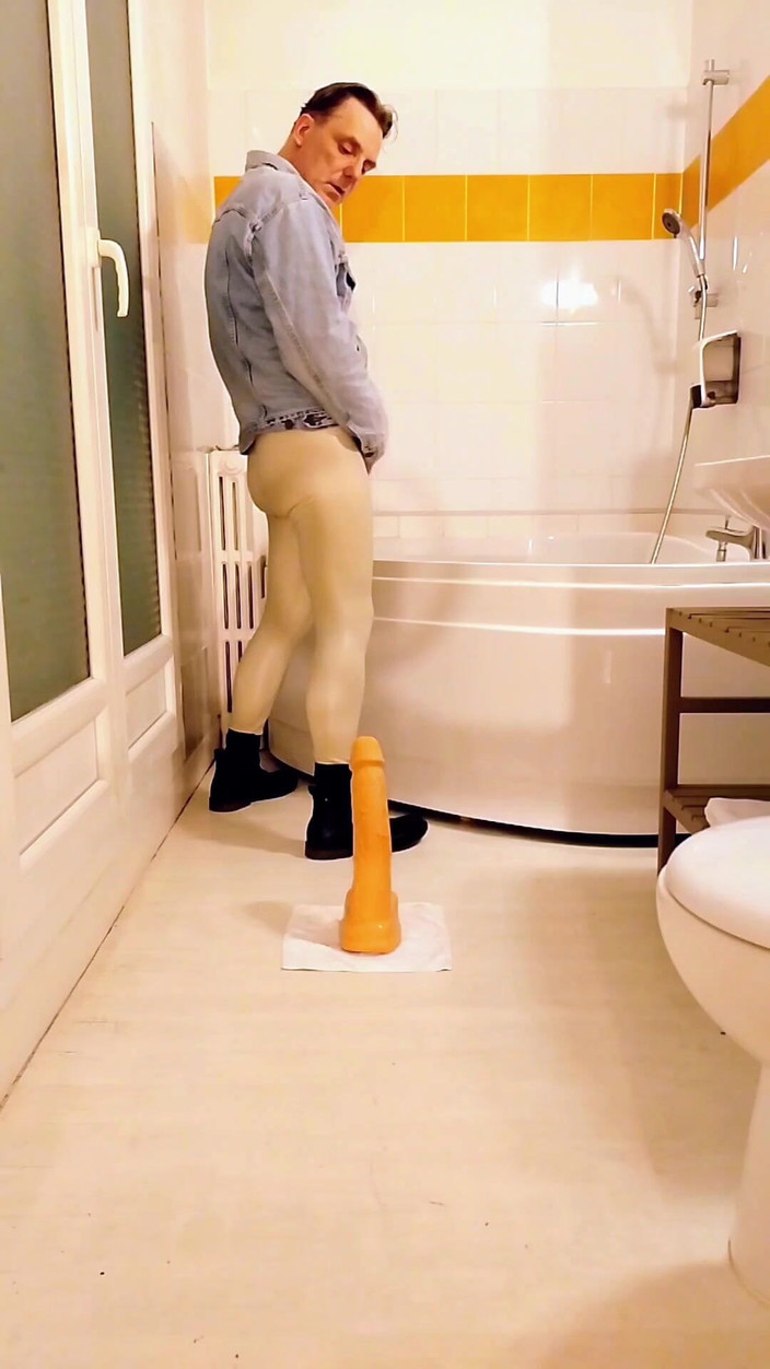 Joy Stardust: Fetish melancap dan berkongkek dildo di bilik air