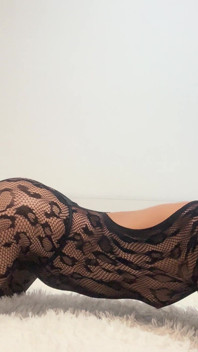 Aku lagi asik muasin memekku pakai bodystocking baru sampai aku muncrat!
