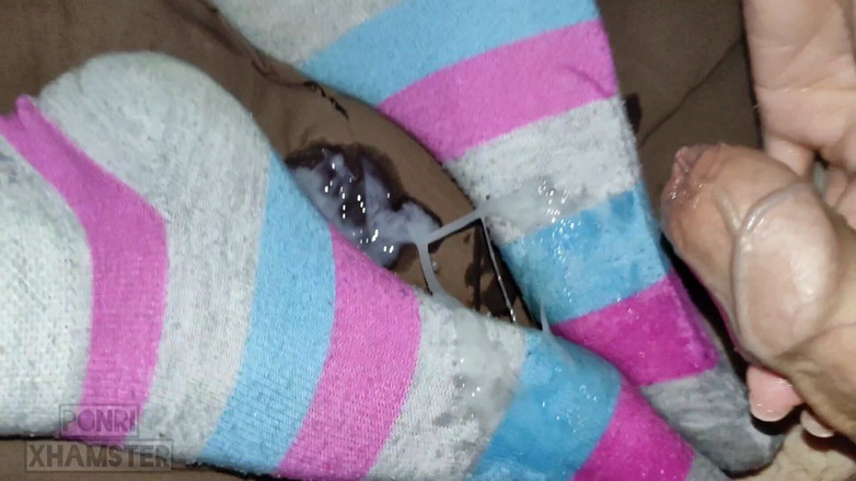 Milasha Ponri: Ma demi-sœur m’a aidé à éjaculer sur ses pieds dans de jolies...