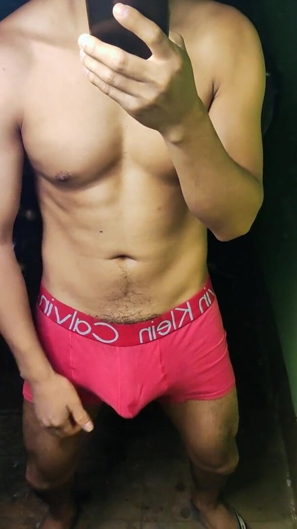 Hornyboy2058: Aku mengiriminya foto pantat bahenolku, dan dia masturbasi memeknya