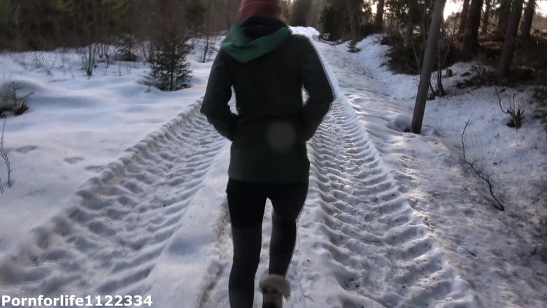 Pornforlife1122334: Riskantní venkovní sex ve veřejném parku Téměř chycená zimní edice...