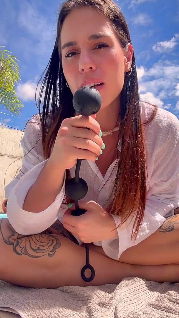 April BigAss: April Dicker Arsch Versucht Mehrere Analplugs Am Pool