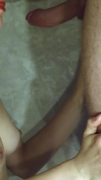 Любительська дівчина з маленькими цицьками отримує величезну сперму в рот