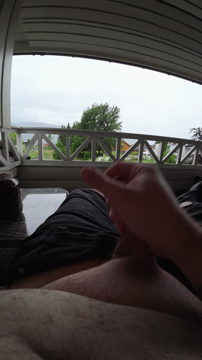 Stiansr: Draußen auf der Veranda masturbieren