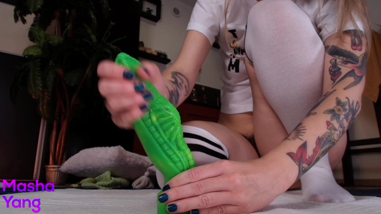 Mashayang: Muschi mit coolem alien-dildo dehnen
