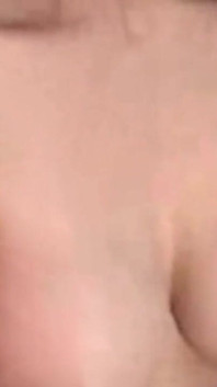バラ色のロケット乳首ピンクの足