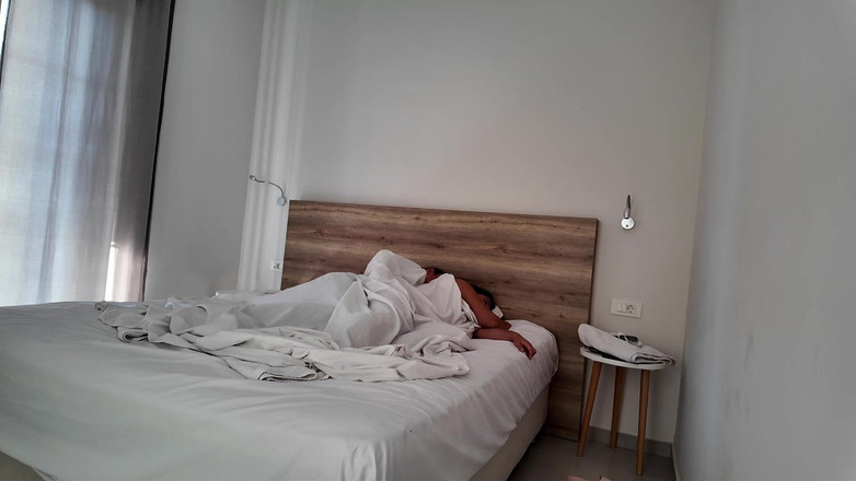 ExpressiaGirl: Berkongsi bilik hotel dengan ibu tiri seksi saya adalah berisiko.