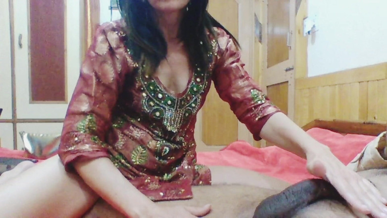 Bolly Karma: O mamă sexy incitantă își trăiește fantezia