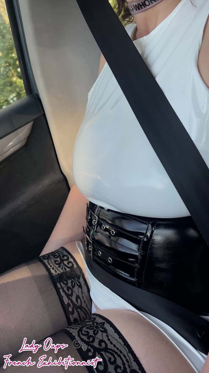 Lady Oups: Latex-minikleid Im Auto, Sexy Strümpfe Und "hure"-halskette