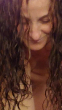 Hb Applies Lotion