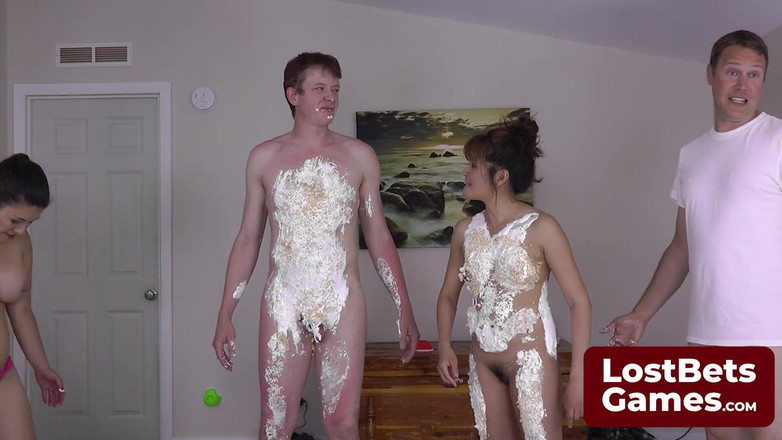 Lost Bets Games: Tessa, Jesse, Jake und Leilani bringen ein Karten-strip-Spiel mit