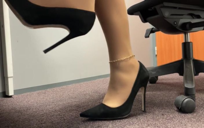Niki studio: Mira mis pies en tacones altos debajo del escritorio