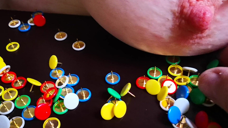 Bouncy Tits Action: Tolak puting saya ke dalam thumbstacks