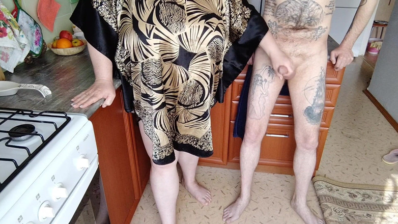 Zona901: Compañero de cuarto masturba mi polla en la cocina