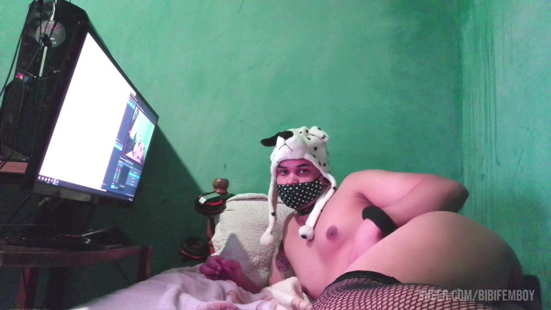 Sissy sapeca studio: Slutty tranny with a big ass, spreading their legs and...
