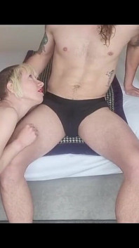 Messy Cum milující děvka má intenzivní šukání obličeje a deepthroat