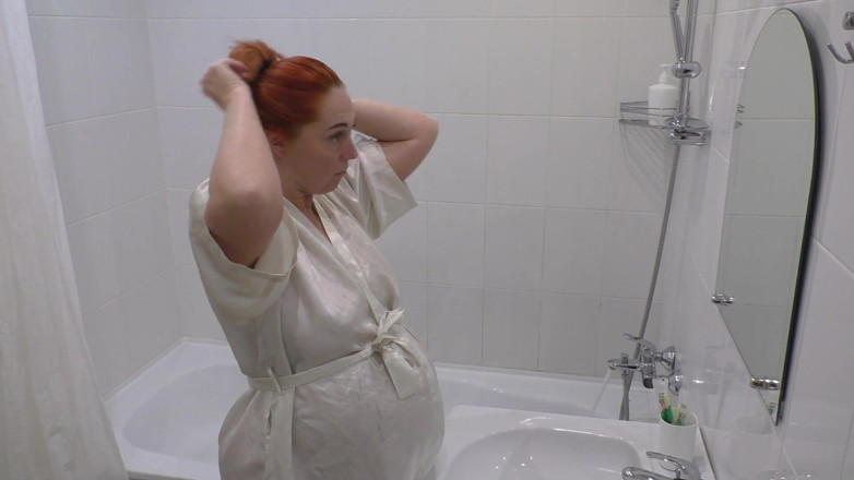LoveHomePorn: Catturato in video, la matrigna incinta si scatena in bagno