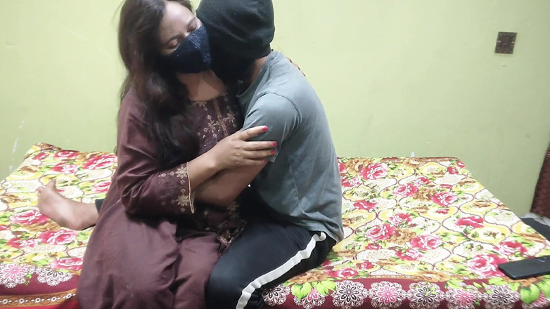 Pakistani CoupleX: Hintli desi yenge ko pati ke dost ny ghar ja...