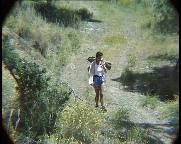 YOUR FIRST PORN: Reife Dora pisse dans la nature