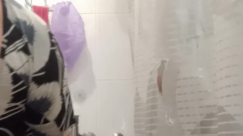 Zona901: Fa un pompino in bagno 3
