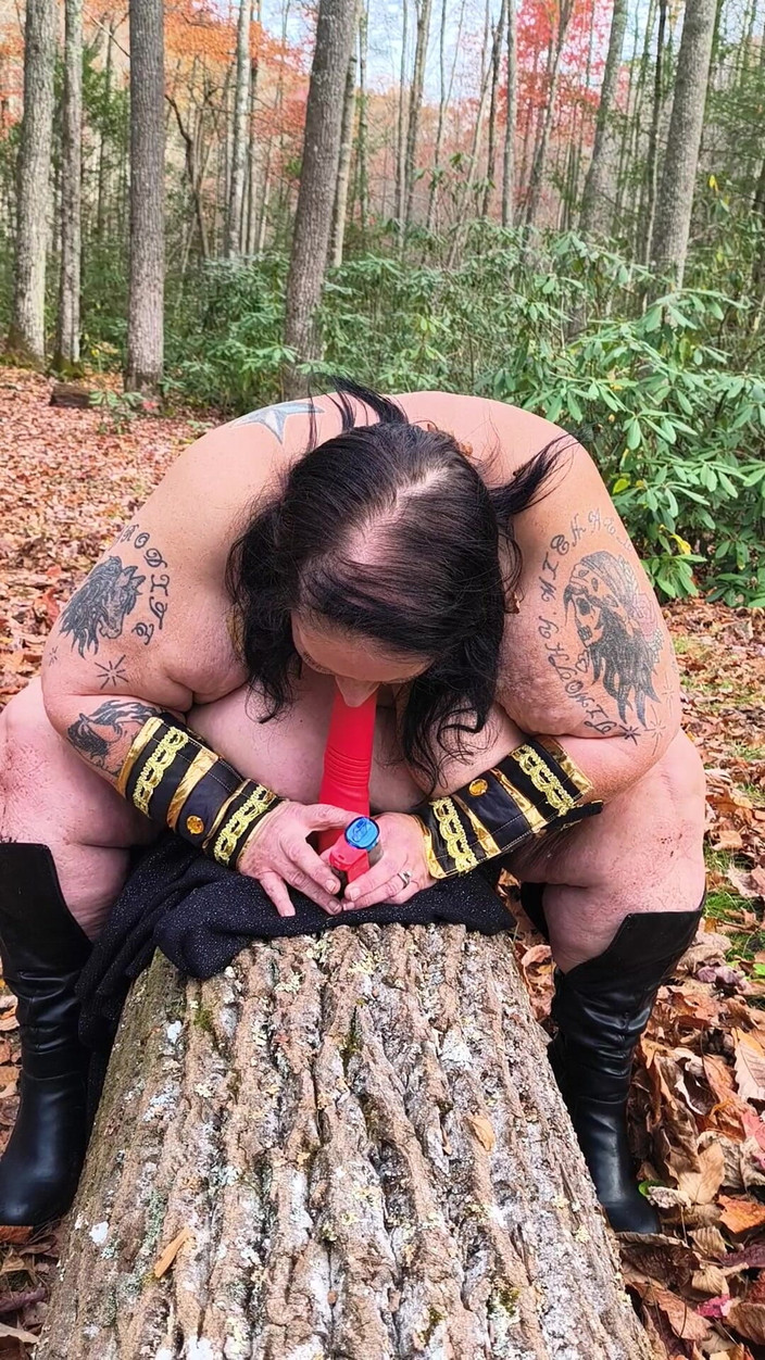 HerculesnVENUS: Elle a trouvé un gode dans les bois est-ce qu’elle...