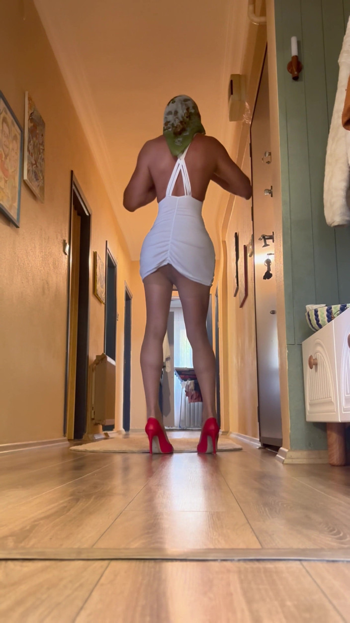 cd_aysemmm: Я показала свой хуй разносчику пиццы