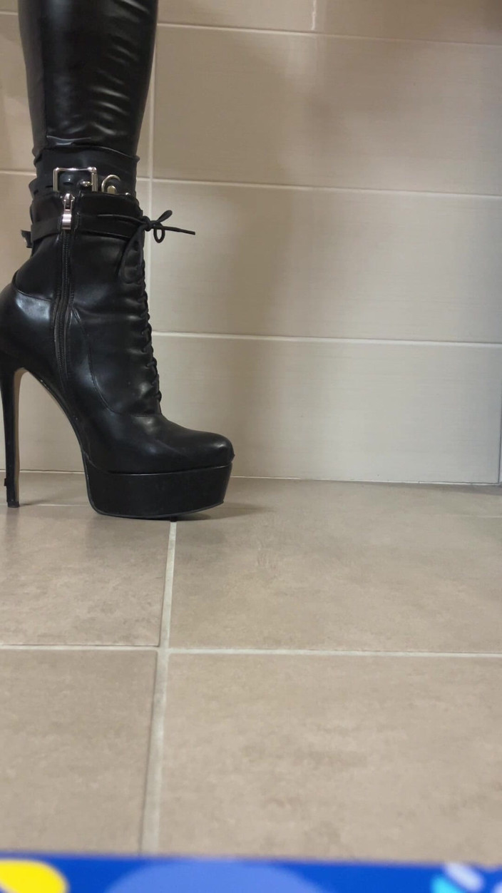 Celiasm: Latexová ponožka na vysokém podpatku