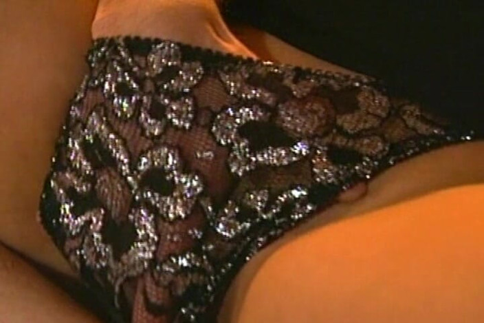 THAGSON RETRO: Seductora rubia milf disfruta intenso dedeándose y placer oral