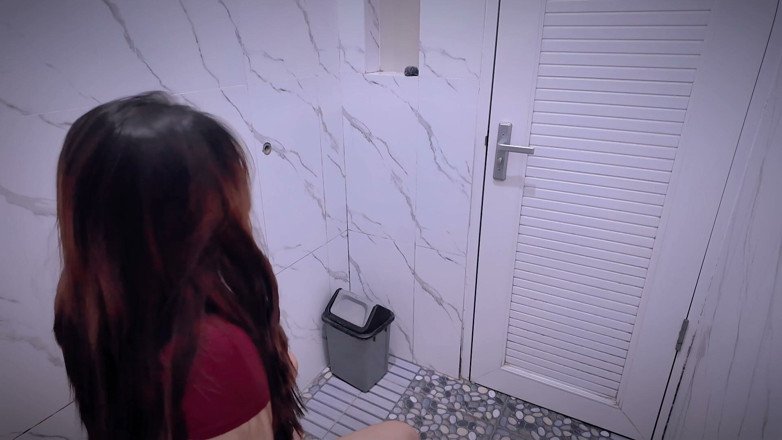 Nadalyne: 青い店のレジ係が公衆トイレに閉じ込められた狂った女の子
