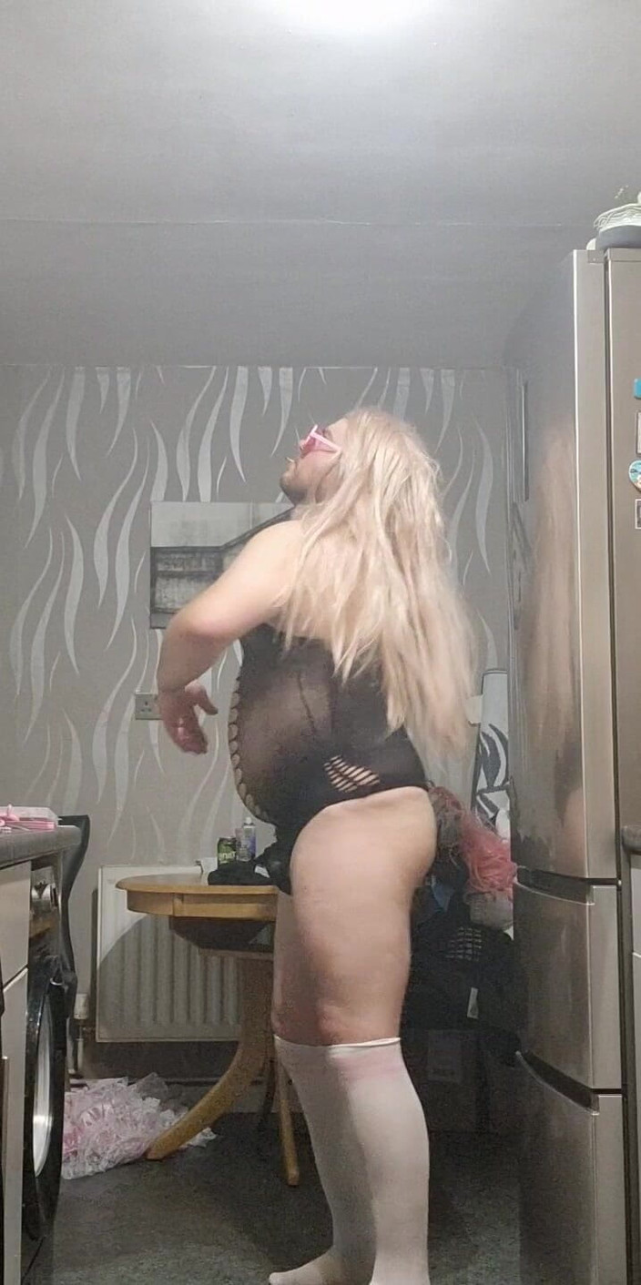 Tinychubman: Sexy Tiny Dick Sissy Alicia-efeminat-smallz se distrează în cele din urmă.