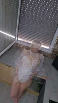 몸집이 작은 장난꾸러기 창녀가 당신의 자지를 돌봐주기를 기다리고 있습니다