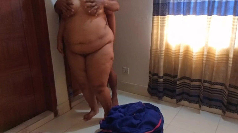 Aria Mia: Desi zia calda scopata da un ragazzo sconosciuto nella camera...