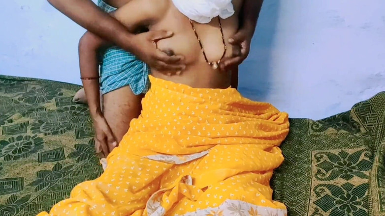 Desihotcouple: Дези бхабхи в желтом цвете трахается с сари