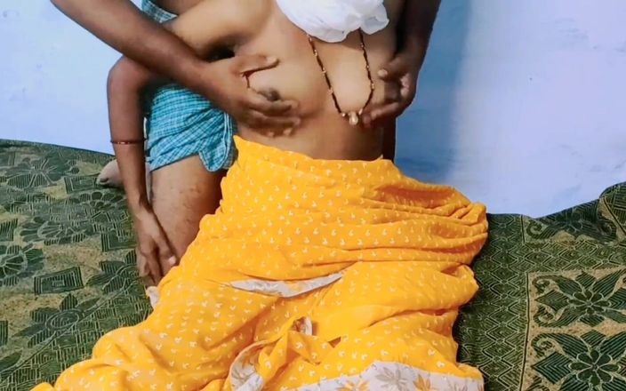 Desi hot couple: पीले रंग की साड़ी में देसी भाभी चुदाई कर रही है