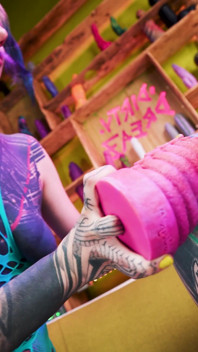 Des filles alternatives essayent des jouets fous et jouent avec leur évaluation
