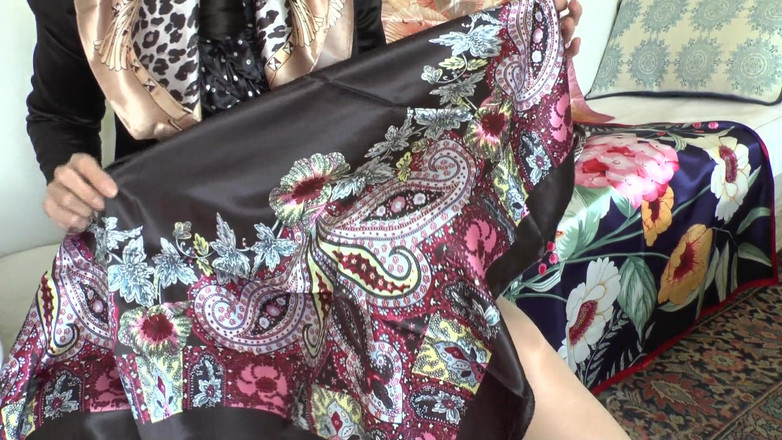 Lady Victoria Valente: Giornata di sciarpa di raso! Sborro dappertutto sulla mia sciarpa...