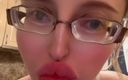 FinDom Goaldigger: Chica con enormes anteojos está bosteando en la cocina