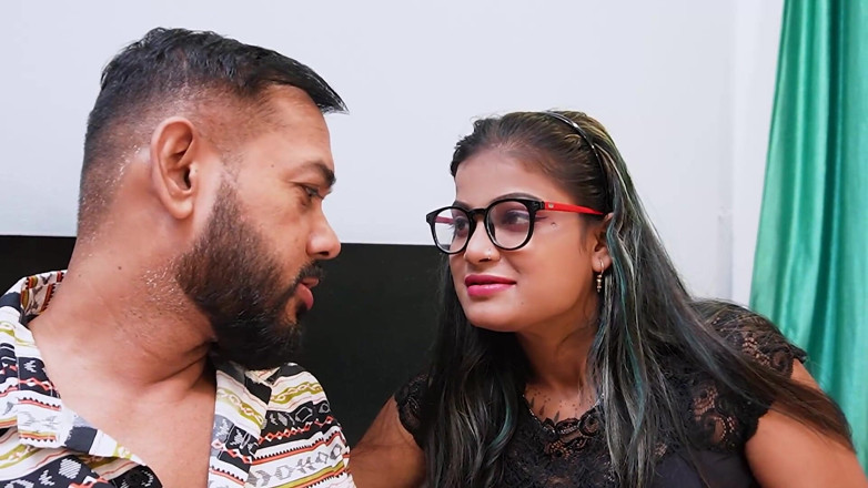 Queen star Desi: Une demi-sœur baise son demi-frère, sexe hardcore