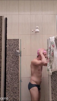 Pynk cap che nuota con il costume da bagno mezzo nudo