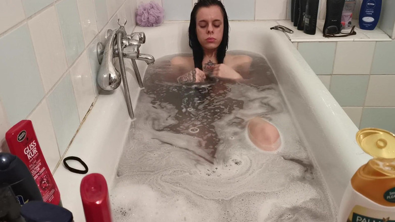 Beth Kinky: Bath and hair wash late night