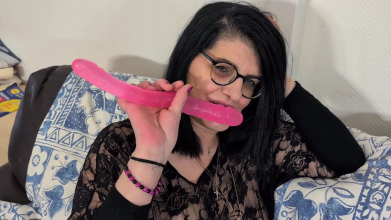 Matureandco: Sarah, 55, Reveals She's a Big Pig
