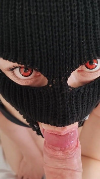 Ella cayó de rodillas como un diablo hambriento - mamada apasionada y codiciosa tragando semen