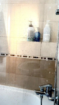 L’heure de la douche dans la chambre, quelle fenêtre et