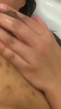 WildEnglishBBW ve vaně mačkání prsou a tření mé haiy kundičky