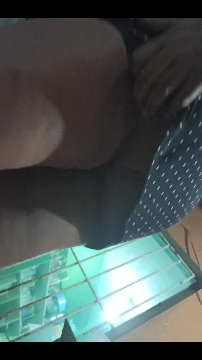 Karmicoxv: Dans la cour. Se pourrait-il que le voisin m’ait vu ?