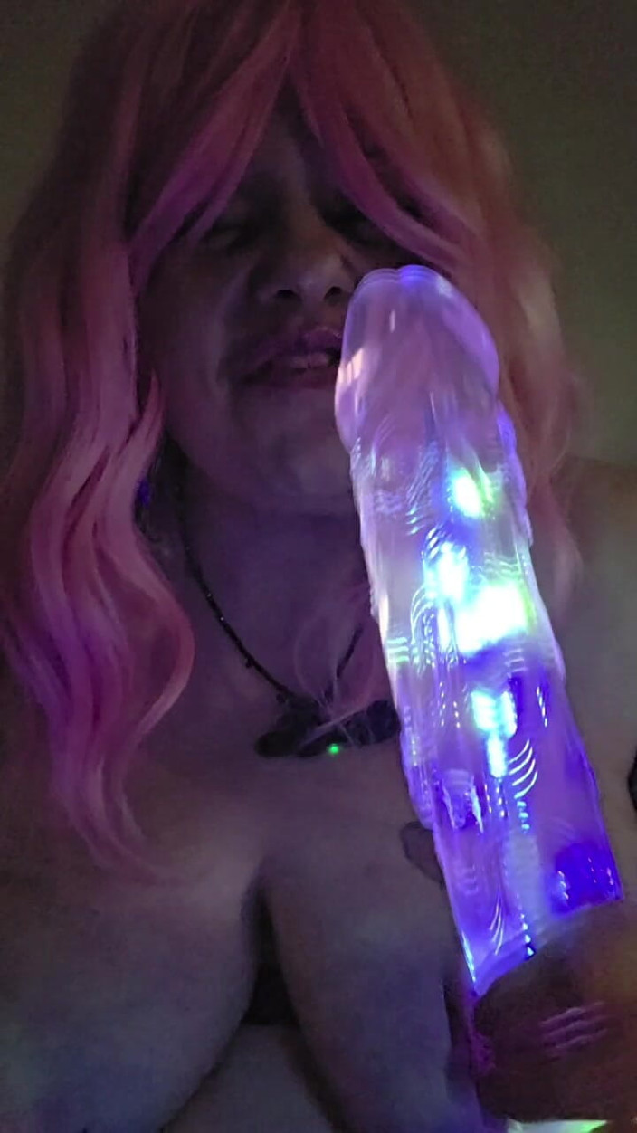 LustyPeachesofSin: Suger på min tända dildo
