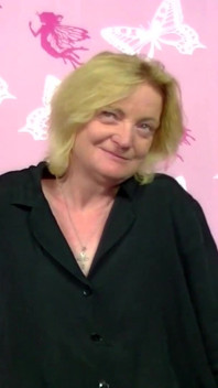 Tanja zralá žena v domácnosti ráda létá do Malle