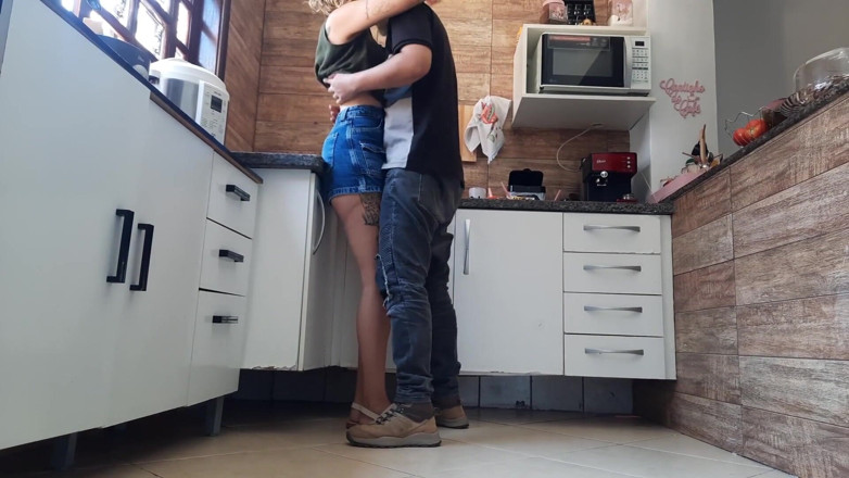 Gabi SweetCouplesStories: Si Dia Bercakap Dengan Cuckold Dalam Telefon Semasa Kekasihnya MenciumNya